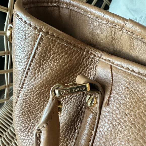 Tory Burch Amanda Hobo Bag Caramel Leather - Picture 9 of 17